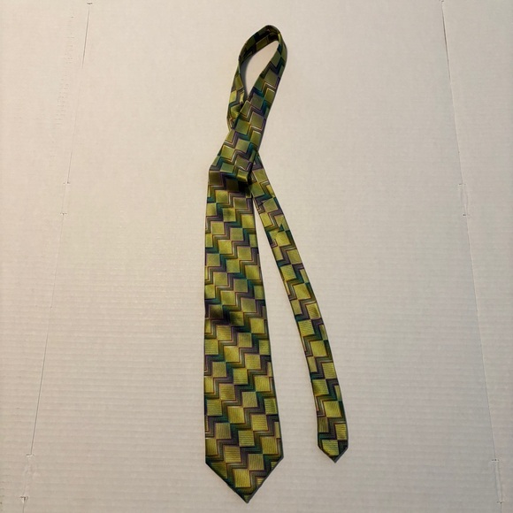 100% silk Stylish Green and Gold Men's Tie - Picture 3 of 6